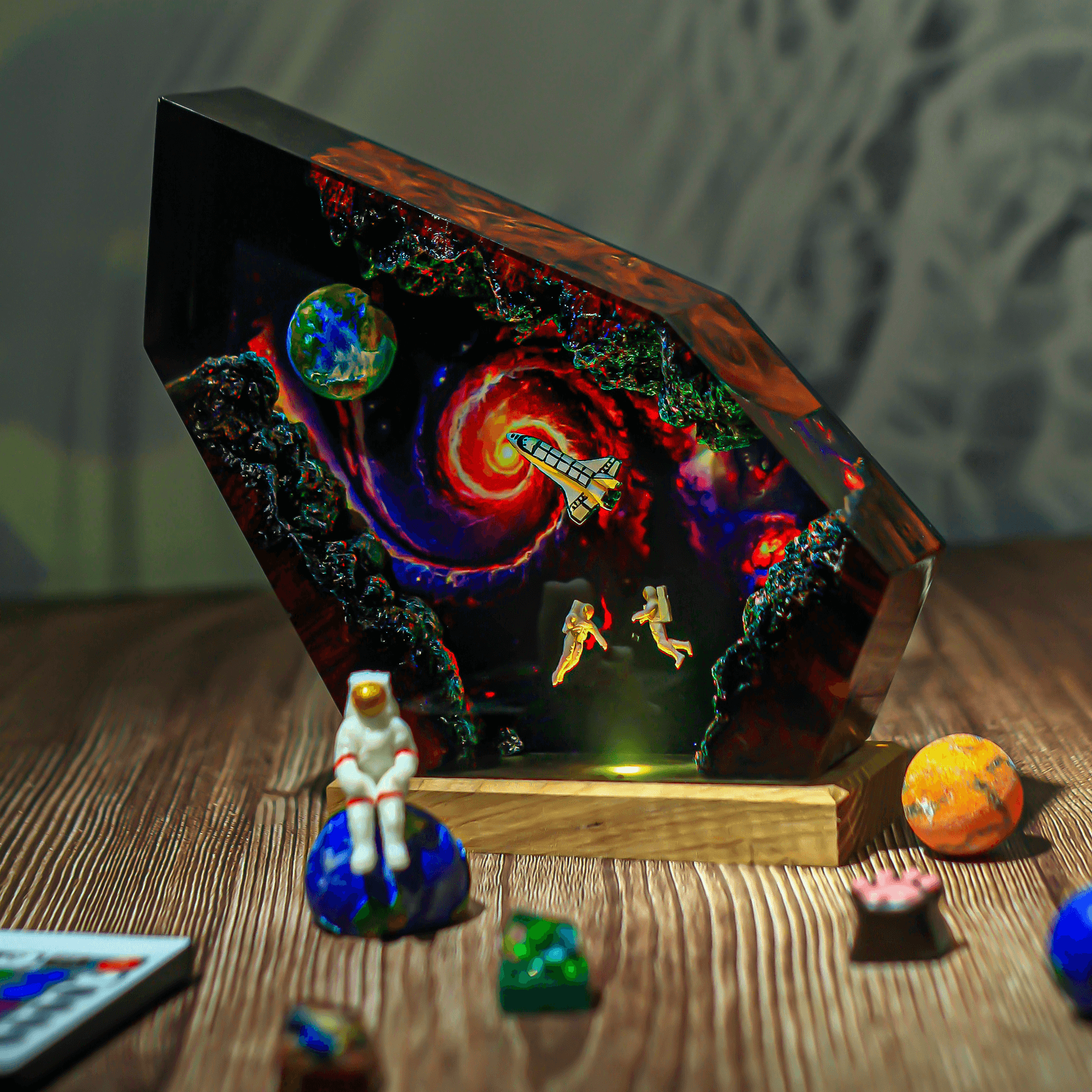 Đèn Ngủ Resin Vũ Trụ Galaxy & Phi Hành Gia – Đèn LED Epoxy Trang Trí Bàn Làm Việc Nghệ Thuật - Hình 1