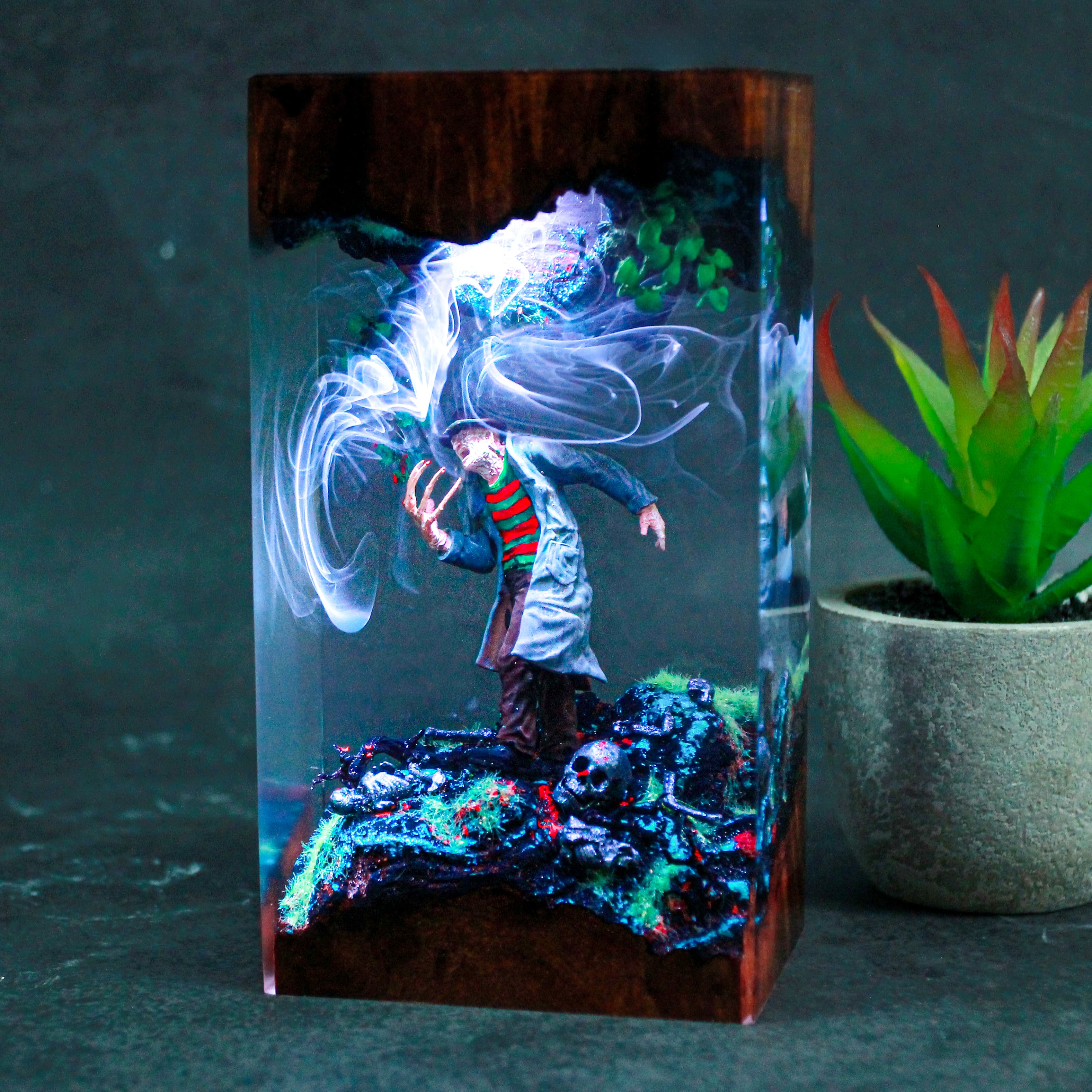 Đèn Ngủ Resin Gỗ Freddy Krueger Horror Night – Đèn LED Trang Trí Handmade Độc Đáo